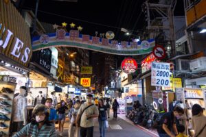 中部景點一日遊：台中逢甲夜市必吃美食攻略