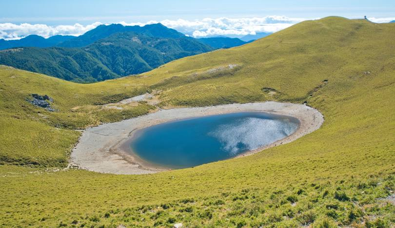 嘉明湖清澈如鏡，倒映著藍天白雲，是台灣高山湖泊的代表作。