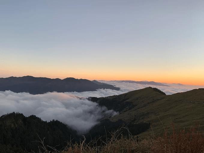 從夜色到金色曙光，在武嶺等待雲海翻湧的合歡山清晨