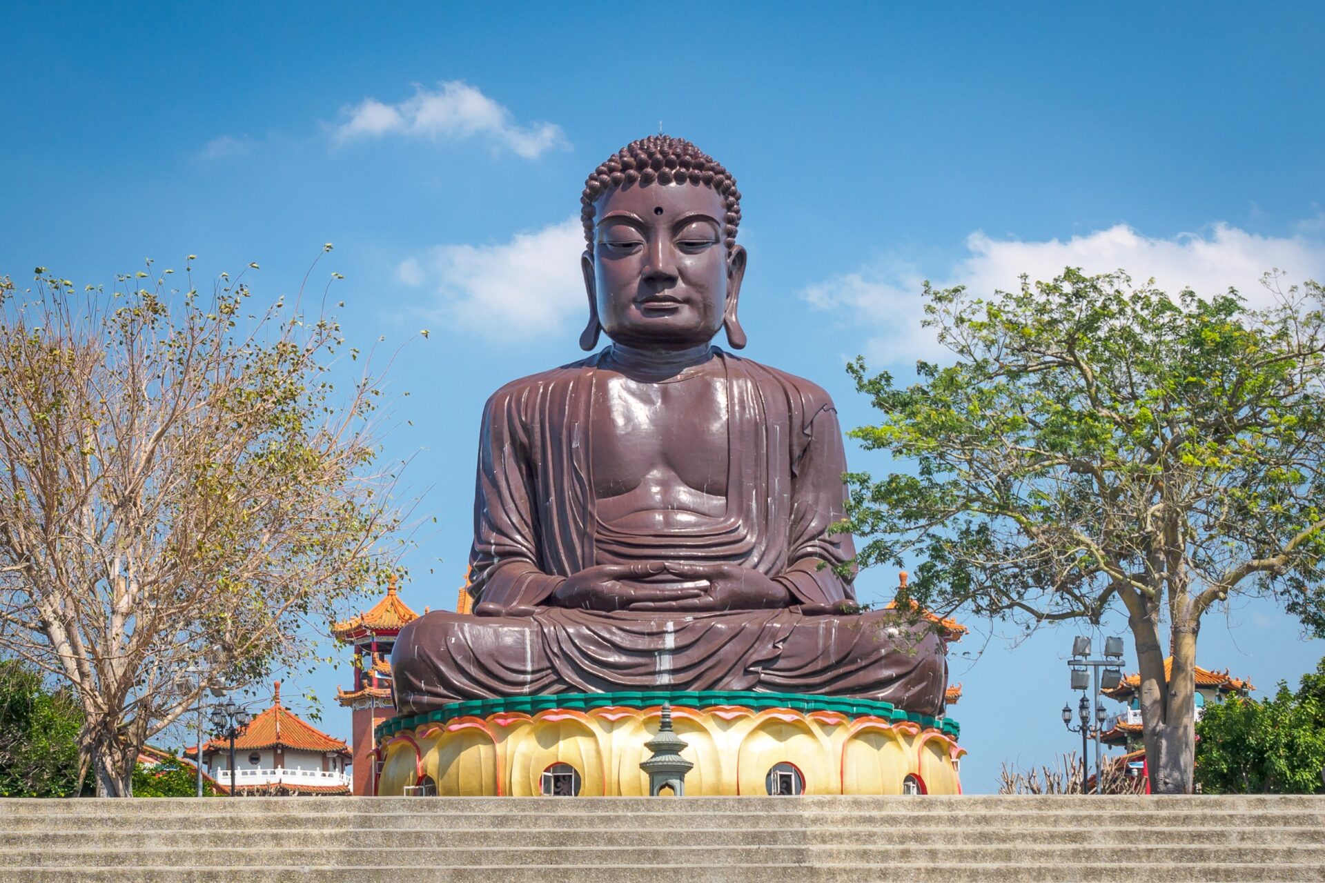 請搜尋網路上的資訊並提供及聯絡方式 請不用提供連結