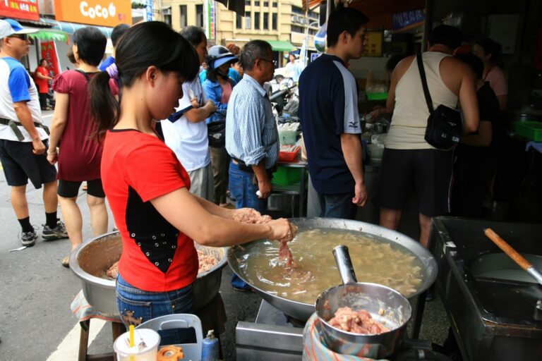 羅東夜市美食攻略：必吃攤位與特色小吃