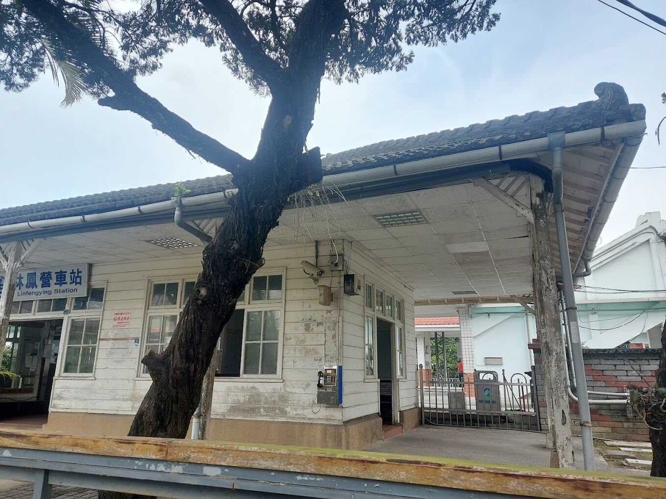 林鳳營車站月台與軌道景色