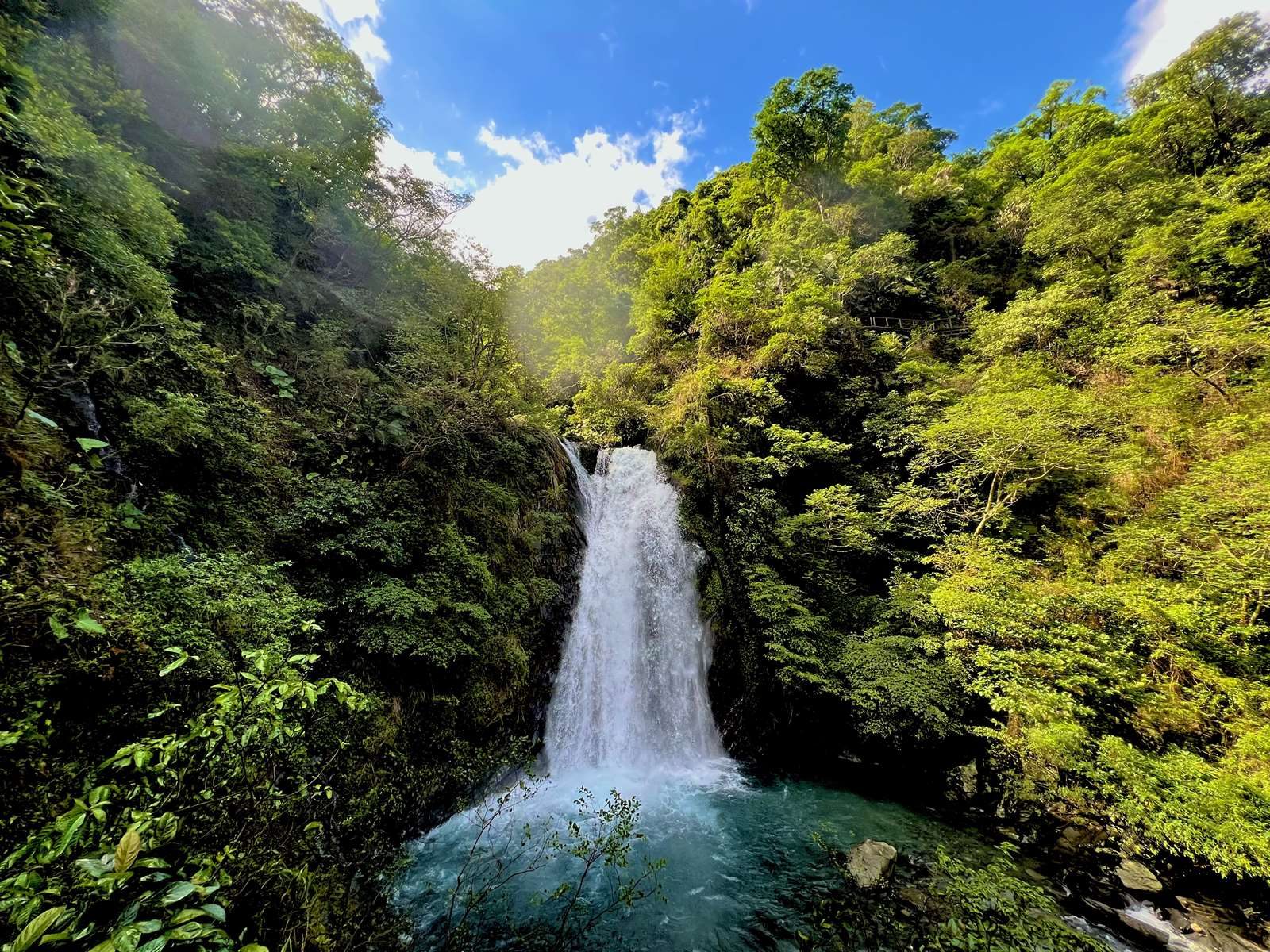 把宜蘭的瀑布湖泊與海岸串成一條柔軟路線，在季節轉色裡慢慢走一圈