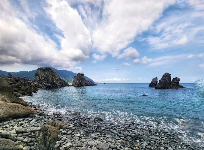 把宜蘭的瀑布湖泊與海岸串成一條柔軟路線，在季節轉色裡慢慢走一圈