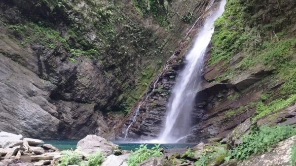 澳花瀑布展現出壯闊的山林美景，水氣氤氳讓人心曠神怡