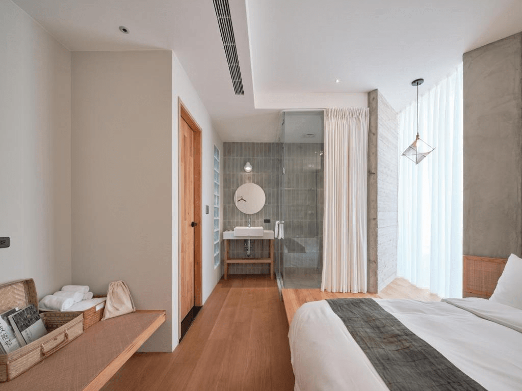 當風從新竹城區吹向山裡時，跟著這份住宿指南選一間今晚想窩著的房間