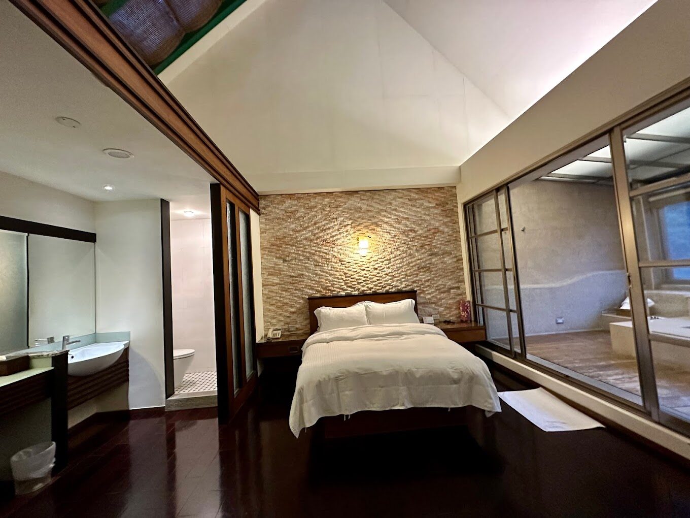 隱藏版烏來溫泉！2024必去8間湯屋，工業風設計超吸睛