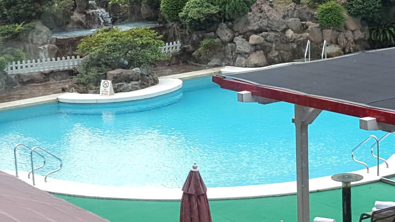 探索台北福華飯店的獨特設施:天台游泳池和文化氣息