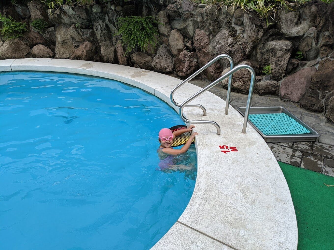 探索台北福華飯店的獨特設施:天台游泳池和文化氣息