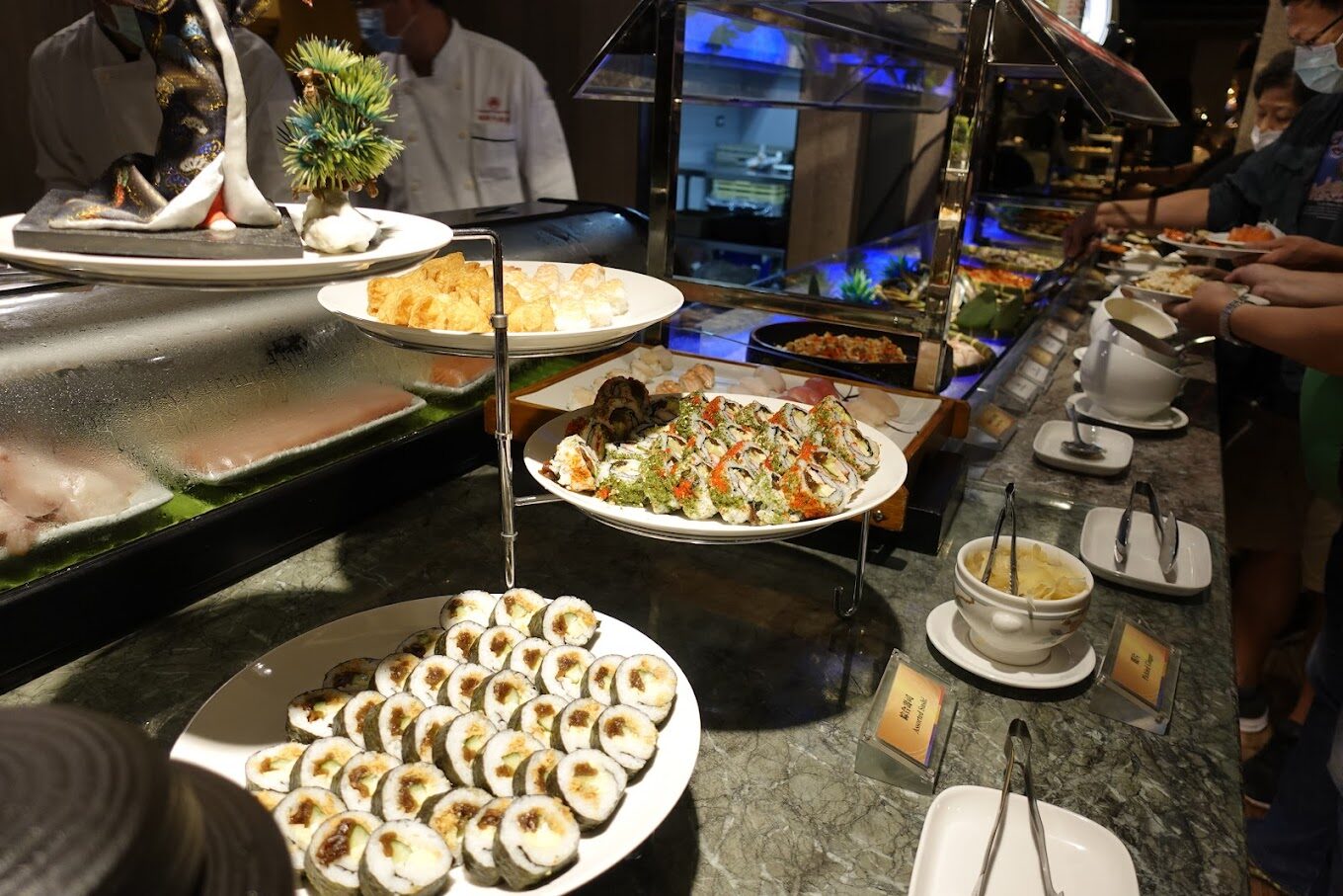 探索台北福華飯店的獨特設施:天台游泳池和文化氣息