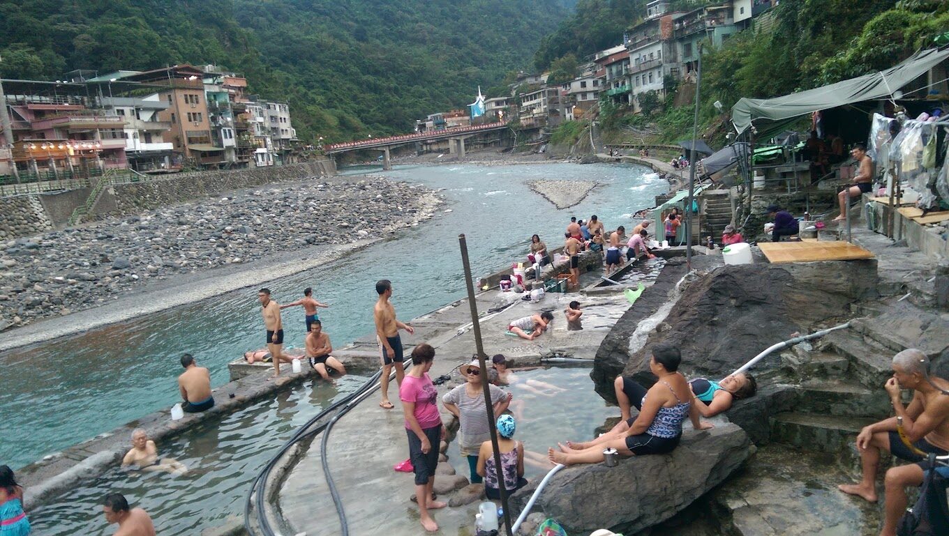 烏來的大眾池多半依山傍水,讓遊客能在大自然中享受泡湯樂趣