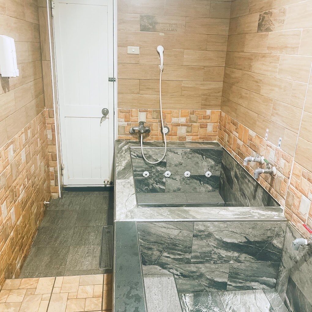 情人湯屋內設有景觀窗,泡湯時能一覽戶外山林美景,氛圍浪漫