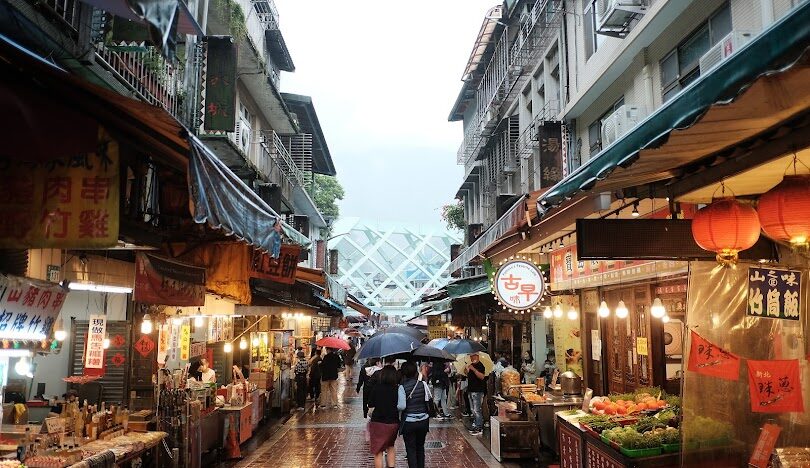 烏來老街熱鬧非凡,販售各式泰雅風味美食與伴手禮