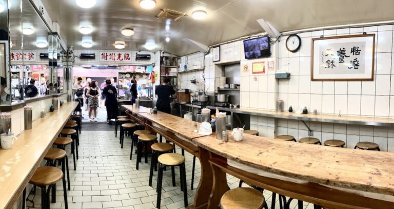 西門町必吃：天天利美食坊的半熟蛋滷肉飯