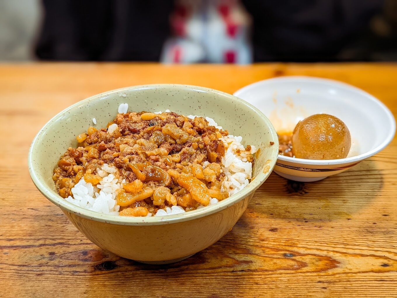 西門町必吃：天天利美食坊的半熟蛋滷肉飯