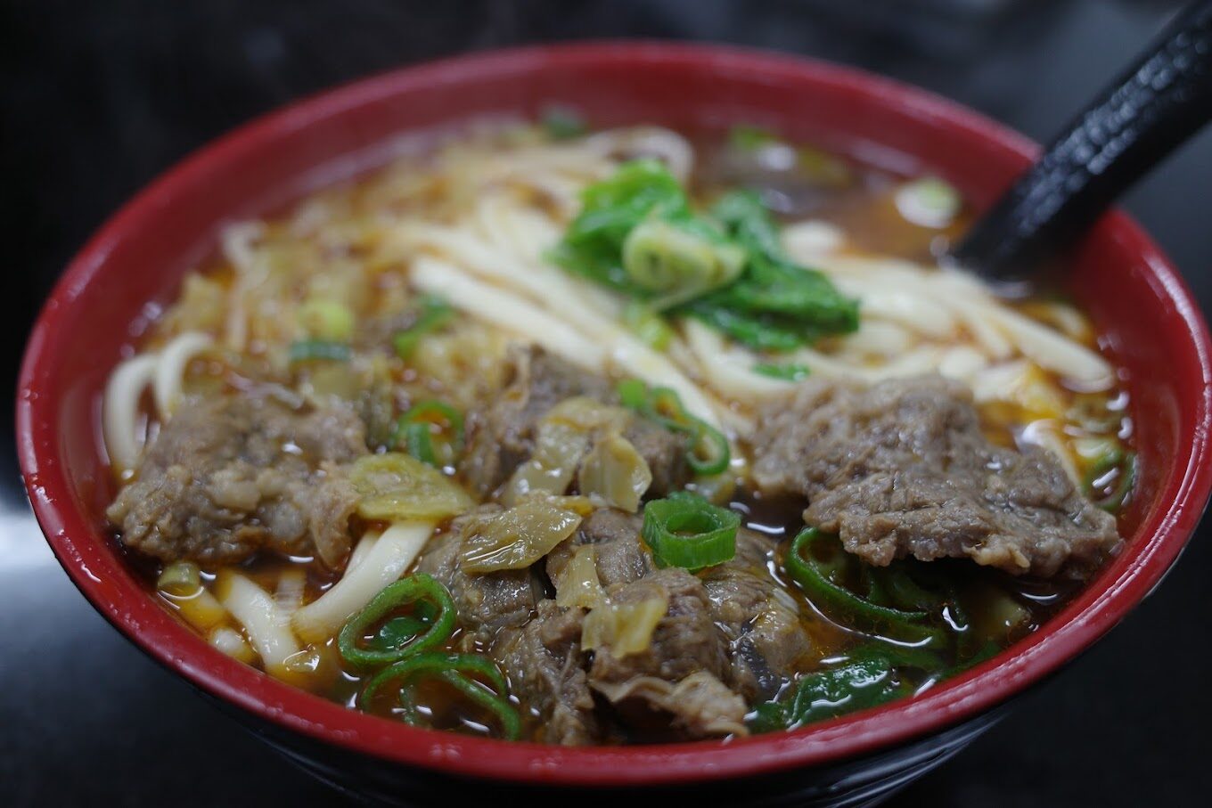 莊記牛肉麵館必點推薦：在地人最愛的美食
