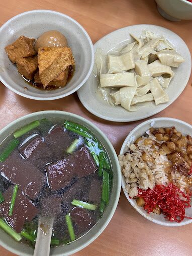 昌吉街豬血湯評價：學生與上班族的最愛