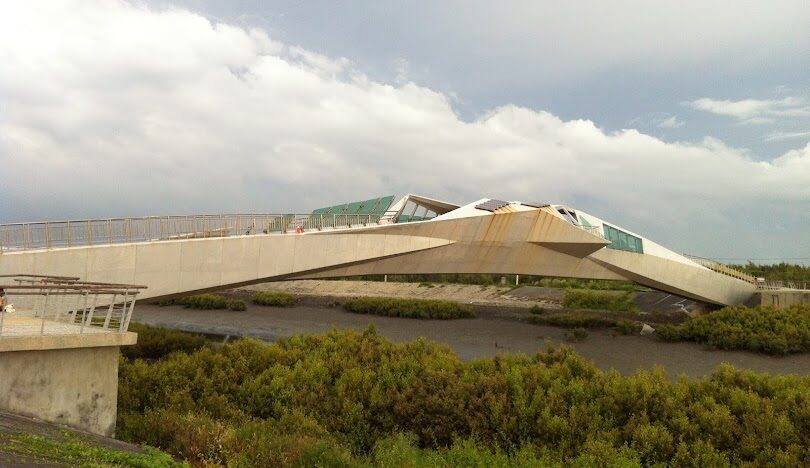 王功燈塔與王者之弓橋：彰化海岸新地標