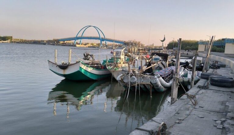 王功燈塔與王者之弓橋:彰化海岸新地標