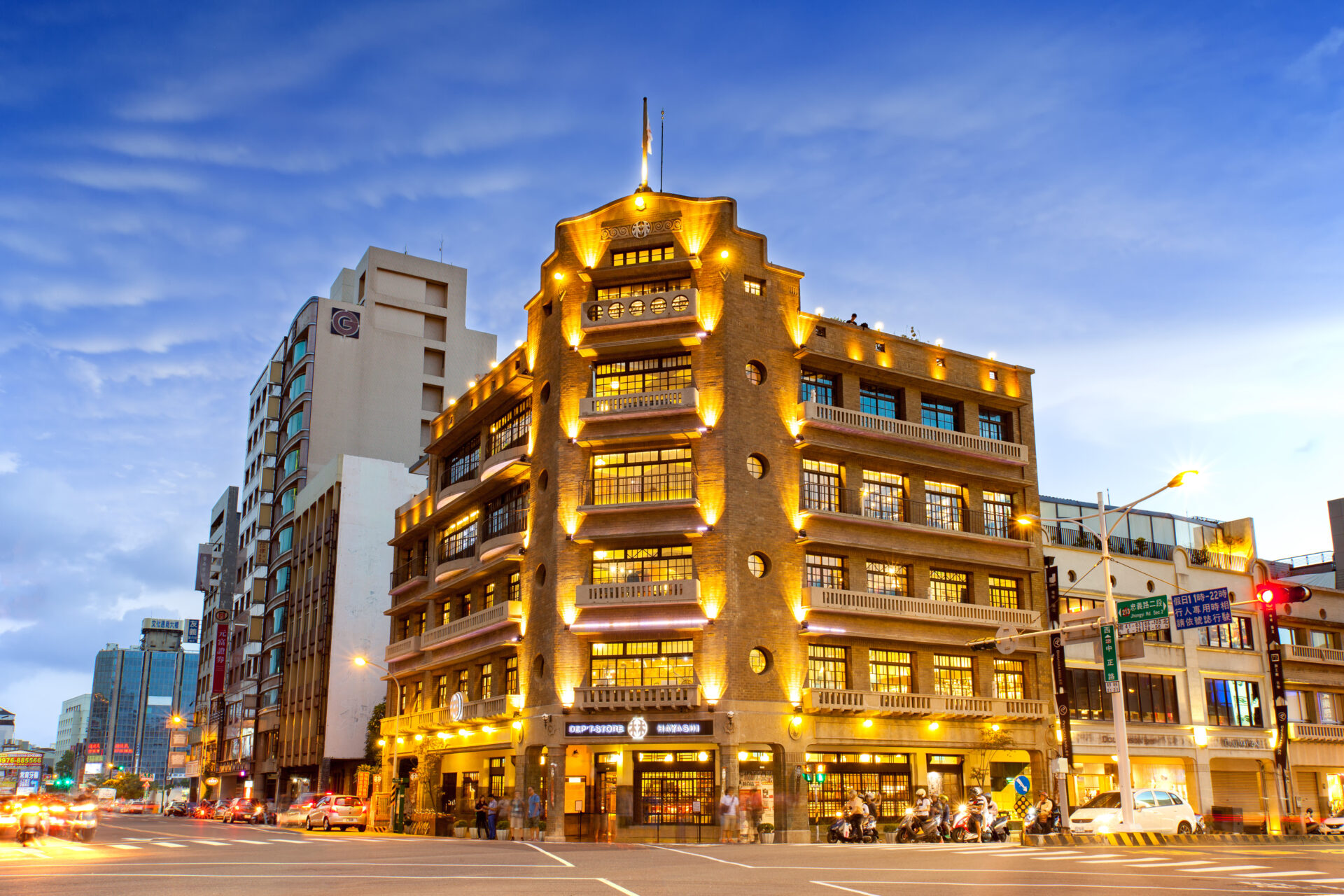 台南林百貨外觀，復古建築融合現代文創氣息