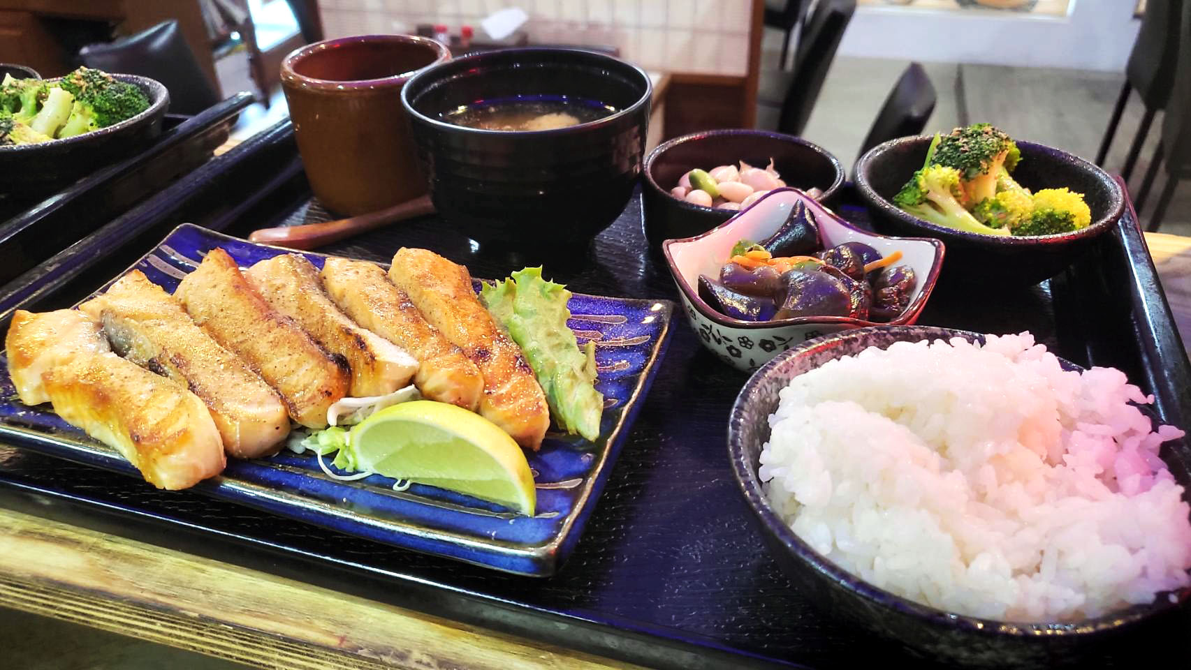 燒烤鮭魚肚定食