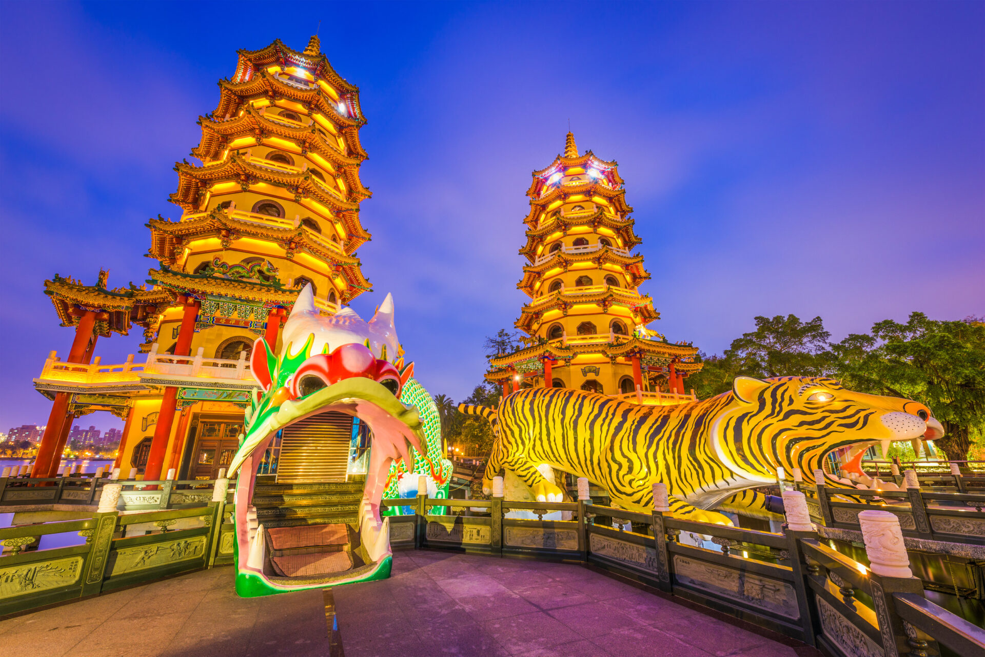 高雄景點排行：探索蓮池潭—必遊的龍虎塔與春秋閣全攻略