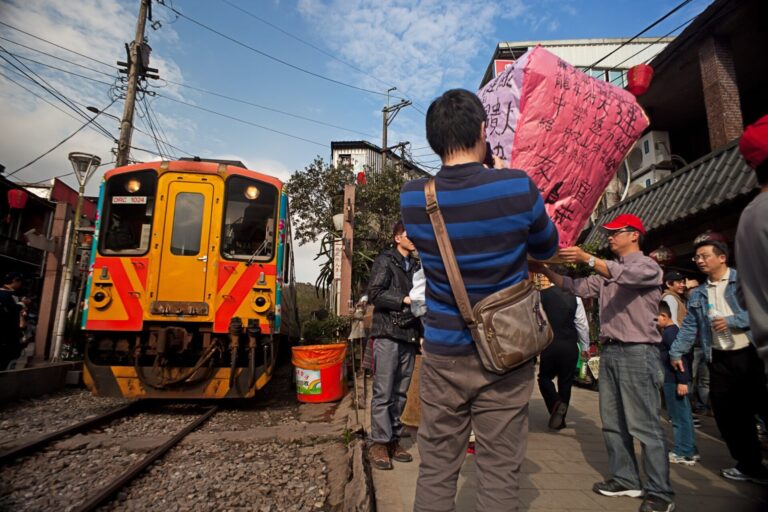 如何輕鬆搭乘台北平溪線火車——平溪放天燈完整交通攻略