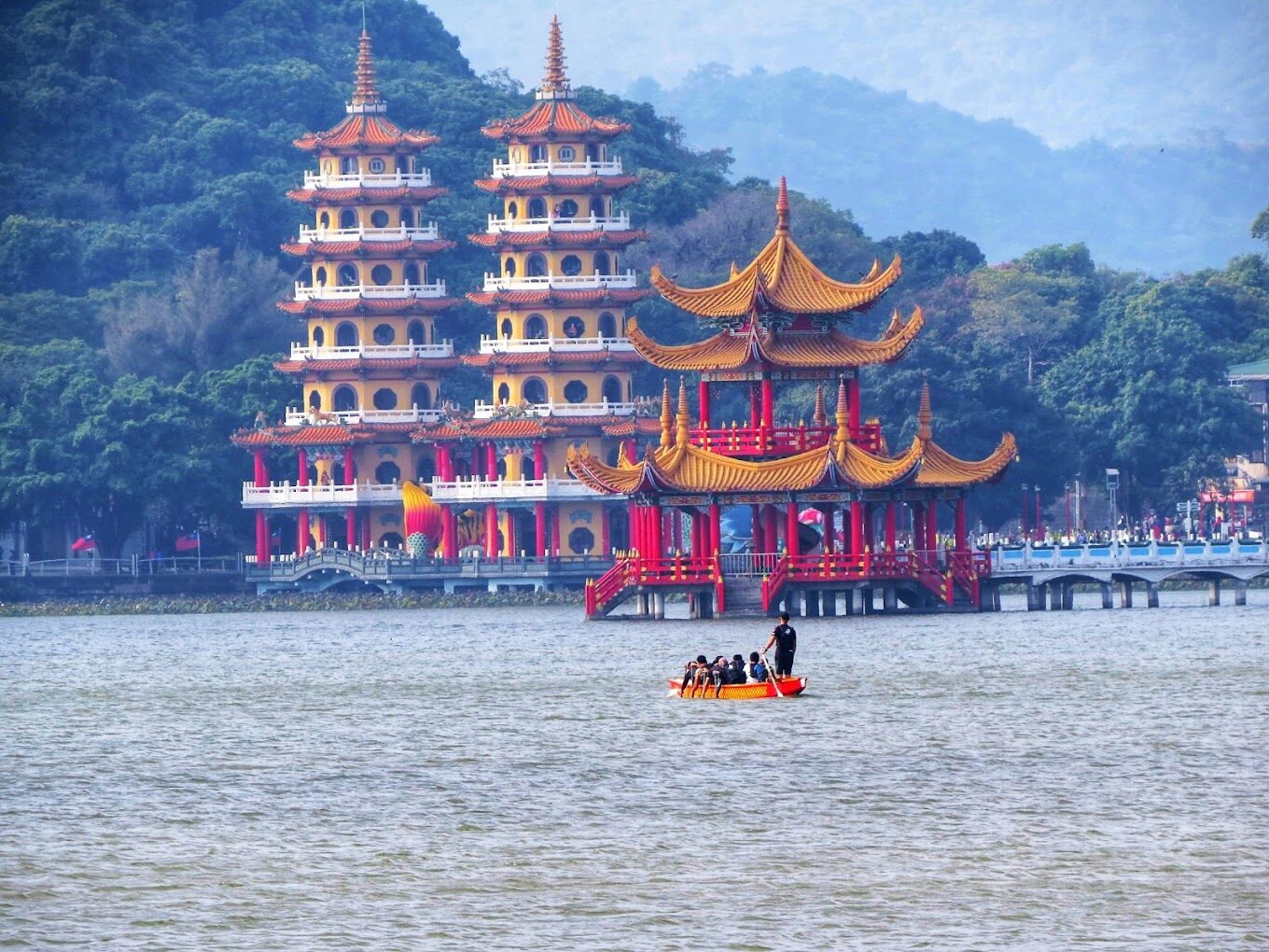 高雄景點排行：探索蓮池潭—必遊的龍虎塔與春秋閣全攻略