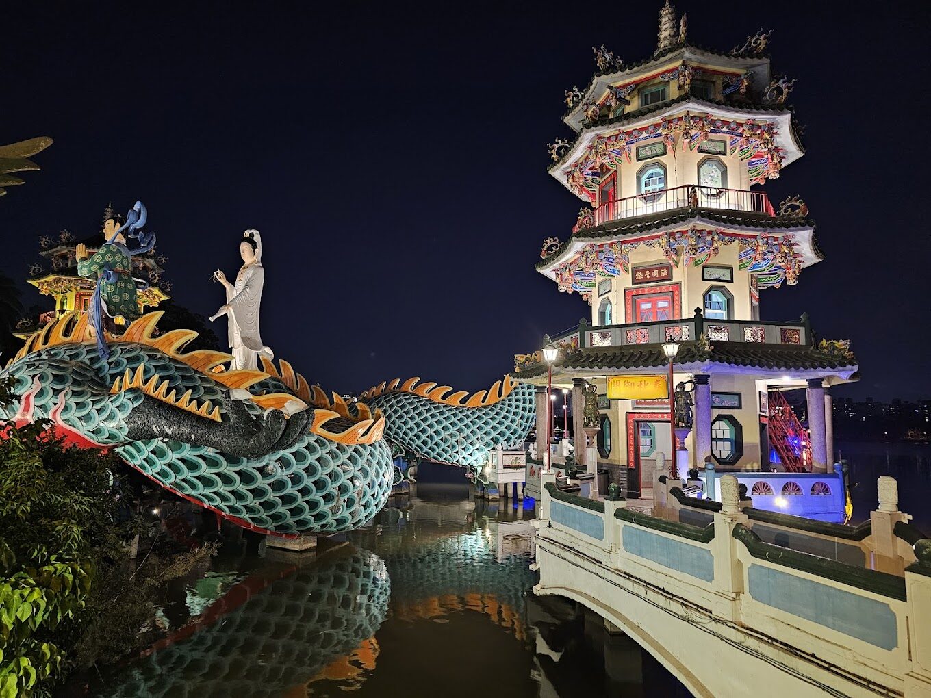 高雄景點排行：探索蓮池潭—必遊的龍虎塔與春秋閣全攻略