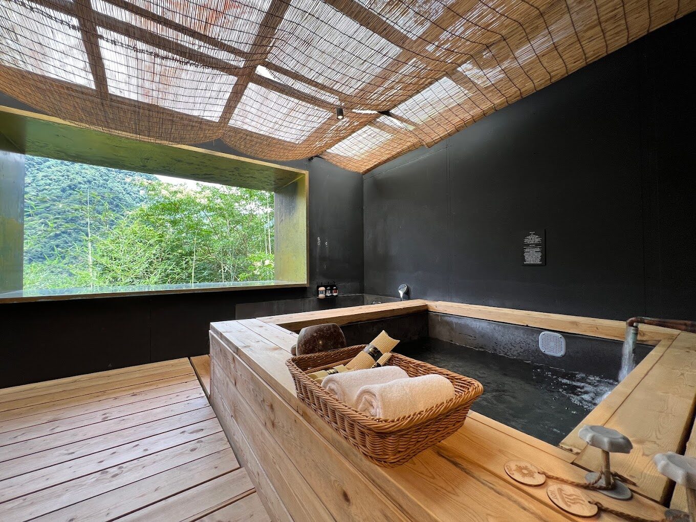 烏來泡湯推薦：烏來溫泉健康益處探索泡湯的健康秘密