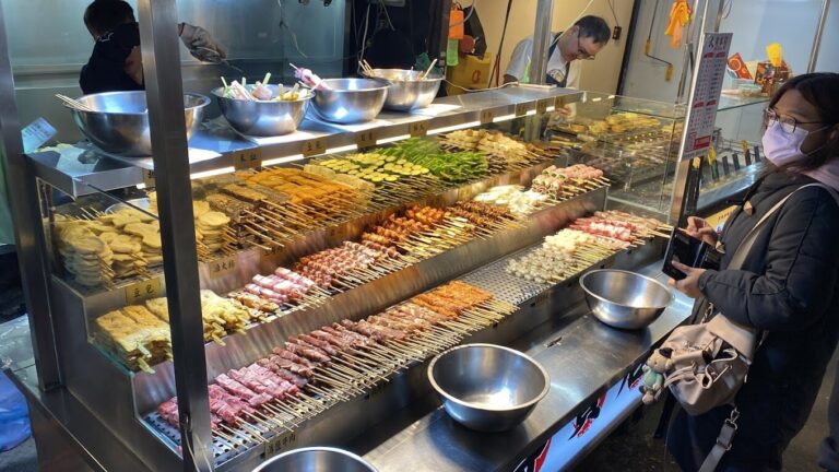 三和夜市必吃小吃推薦：炸雞排、擔仔麵等美味指南