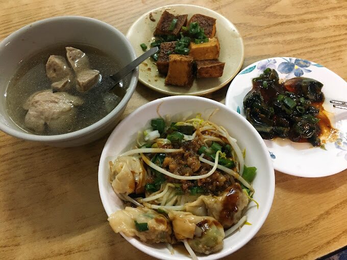 三和夜市必吃小吃推薦：炸雞排、擔仔麵等美味指南