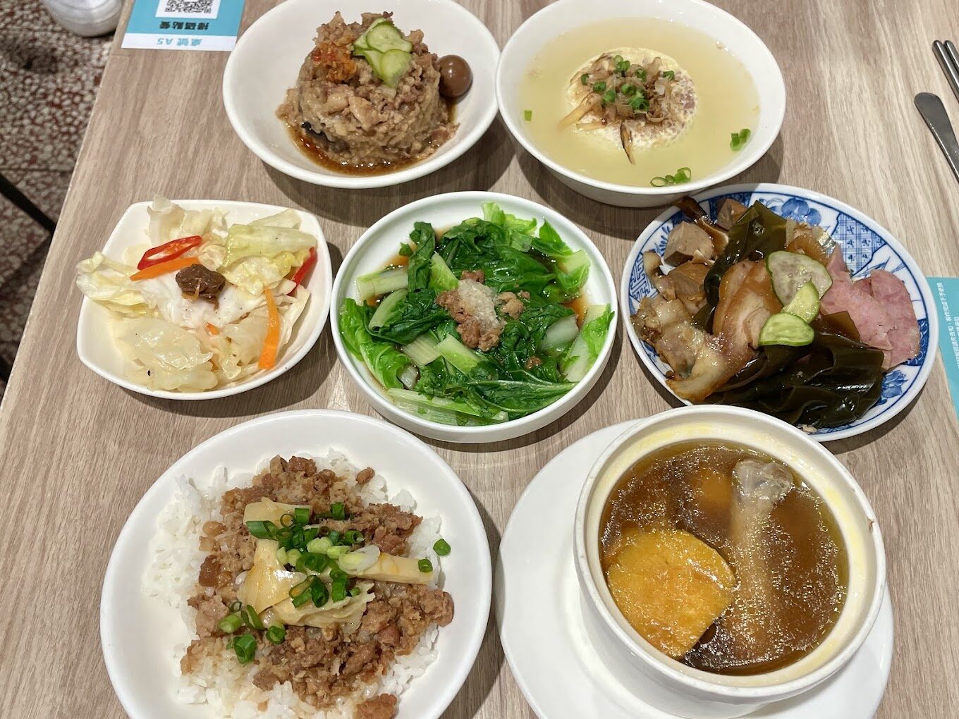 結合當地食材與創意料理的食堂，深受觀光客喜愛
