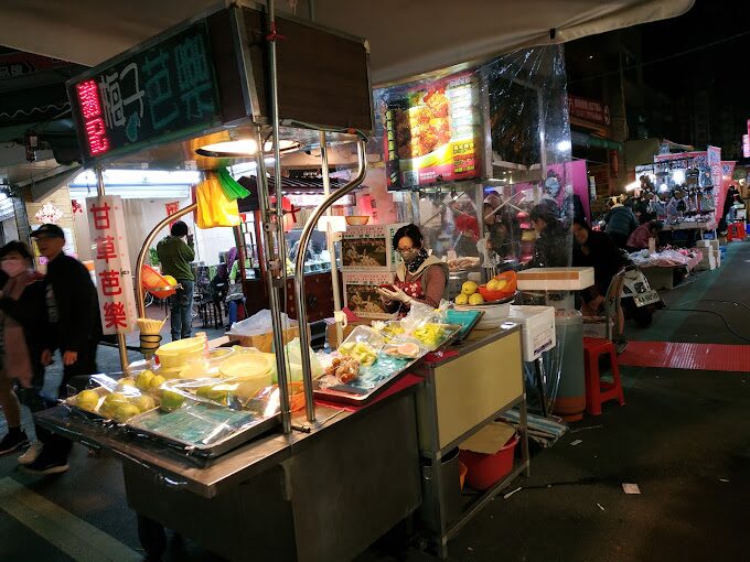 三和夜市必吃小吃推薦：炸雞排、擔仔麵等美味指南