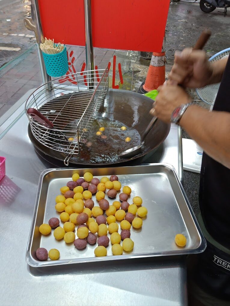 礁溪老街必吃小吃：遊客必訪的地瓜球與蔥油餅