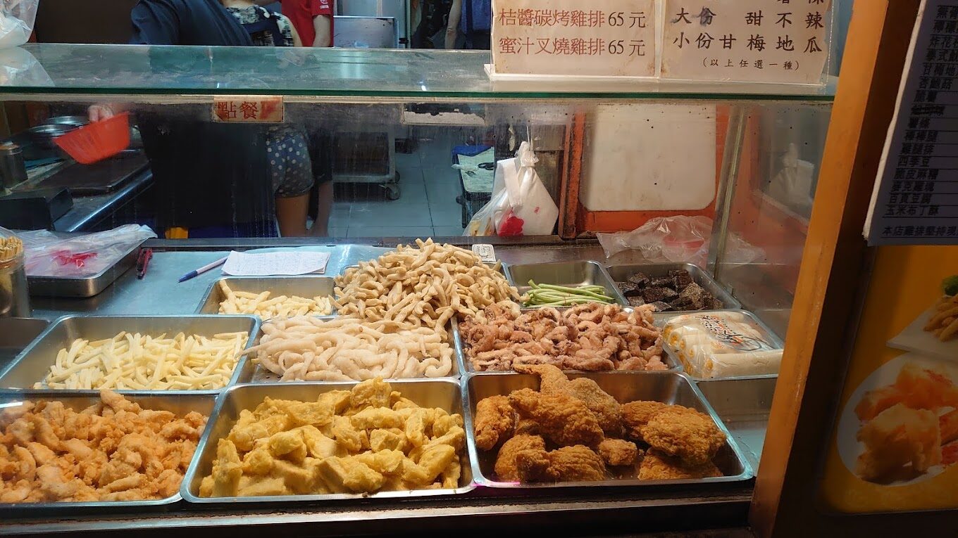 南機場夜市必吃小吃大全:從蚵仔煎到臭豆腐的美味探索