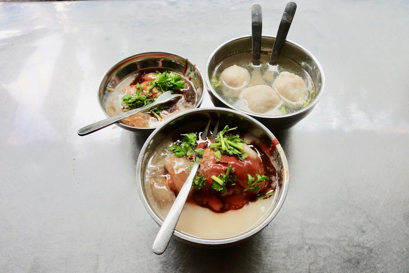 南機場夜市必吃小吃大全:從蚵仔煎到臭豆腐的美味探索