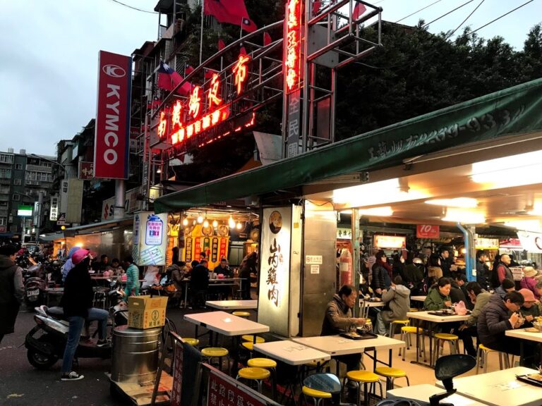 南機場夜市必吃小吃大全：從蚵仔煎到臭豆腐的美味探索