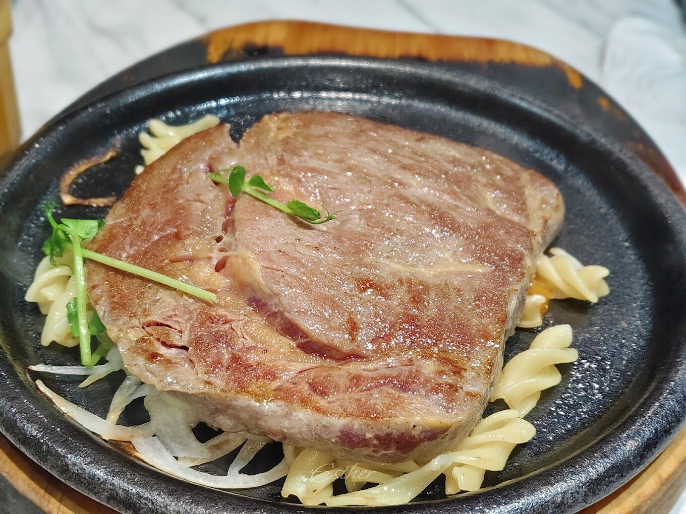 我家牛排中和評價解析：推薦菜色及用餐心得