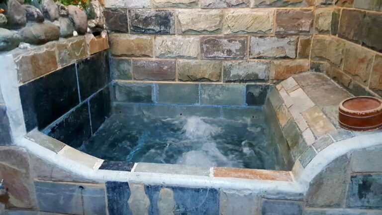 六龜溫泉歷史揭秘：從起源到今日的演變