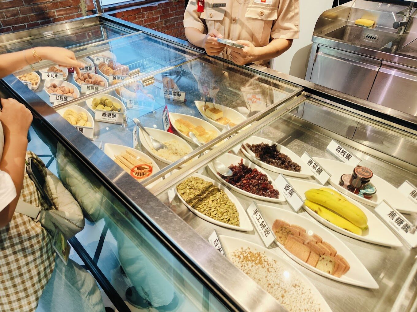 台中旅遊不能錯過的熱門景點推薦:絕美高美濕地、宮原眼科、彩虹眷村