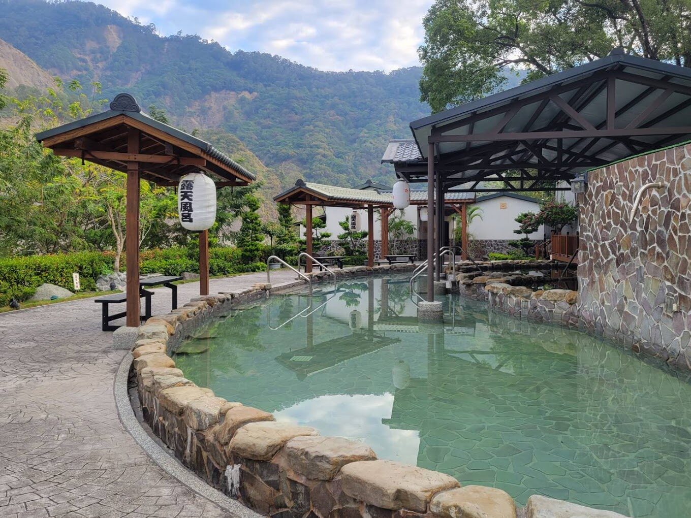 六龜溫泉歷史揭秘：從起源到今日的演變