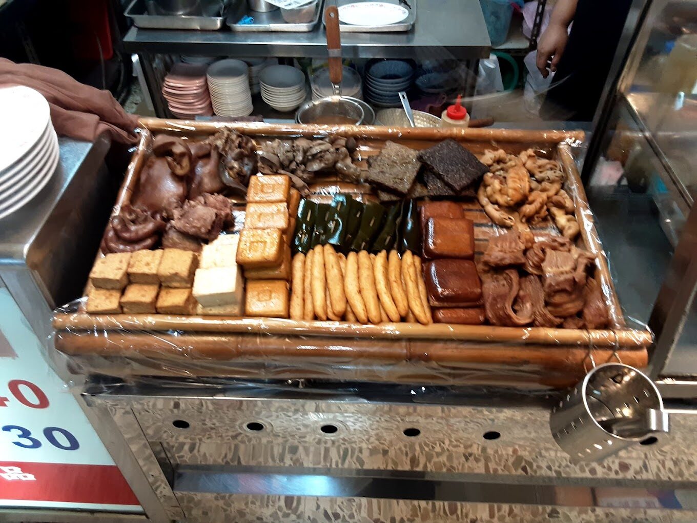 探索日月潭南投美食必嘗小吃:紅茶冰淇淋與脆腸的完美結合