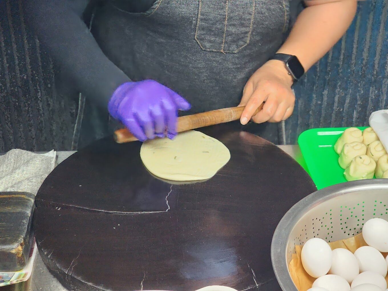 花蓮好吃必吃炸蛋蔥油餅：油酥口感大揭秘