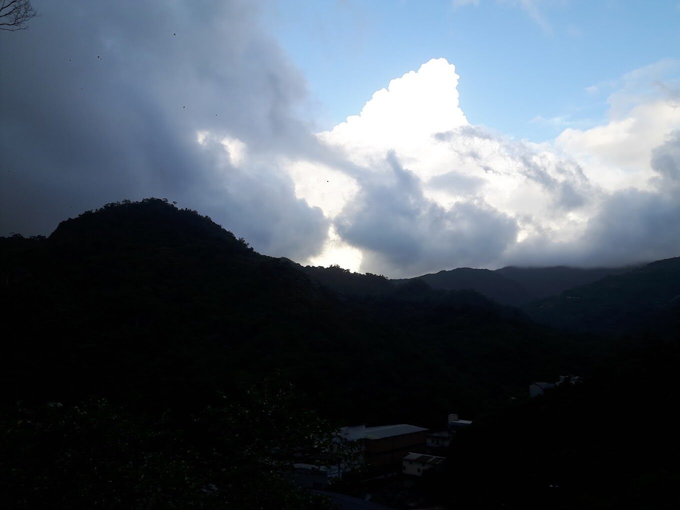 探索阿里山日出的最佳地點與時間指南:發現嘉義景點觀光工廠的魅力