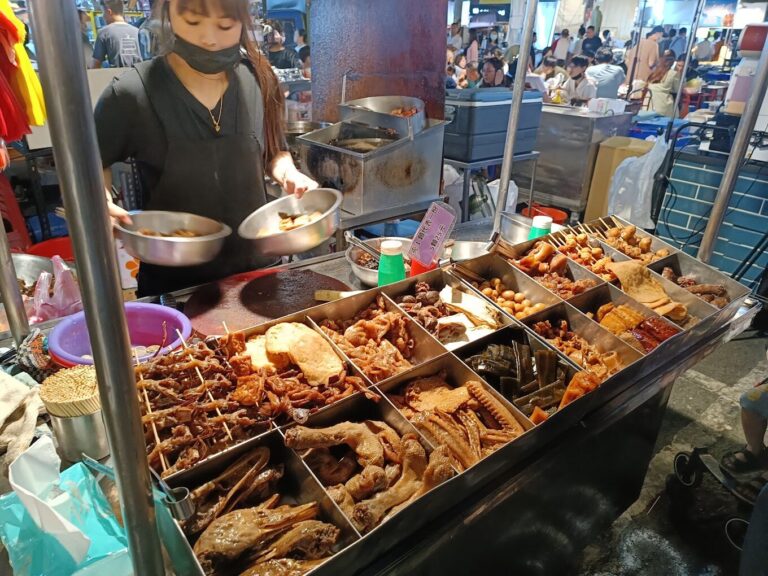 武聖夜市必吃攻略：十大人氣小吃推薦