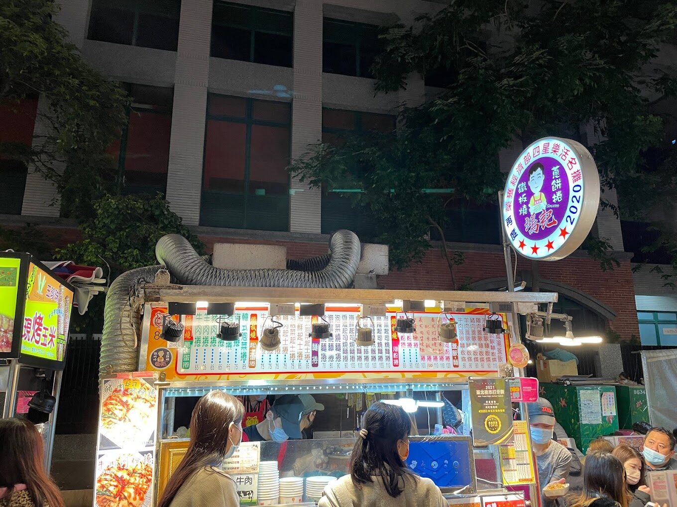 探索台灣最具人氣的露天市集:從士林夜市到花園夜市