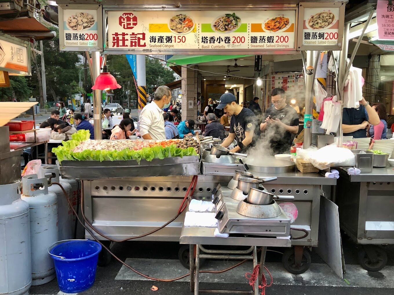 探索台灣最具人氣的露天市集:從士林夜市到花園夜市