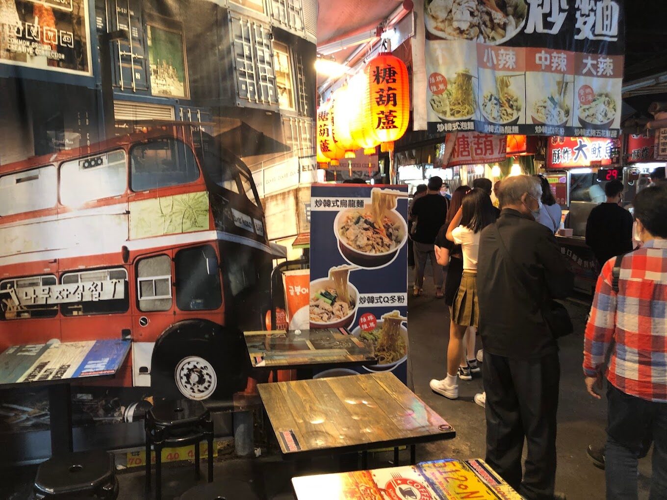 探索台灣最具人氣的露天市集:從士林夜市到花園夜市