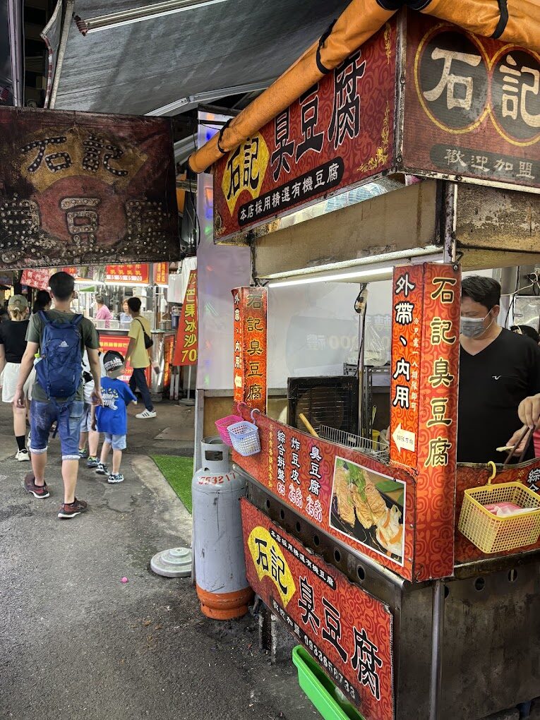 探索台灣最具人氣的露天市集:從士林夜市到花園夜市